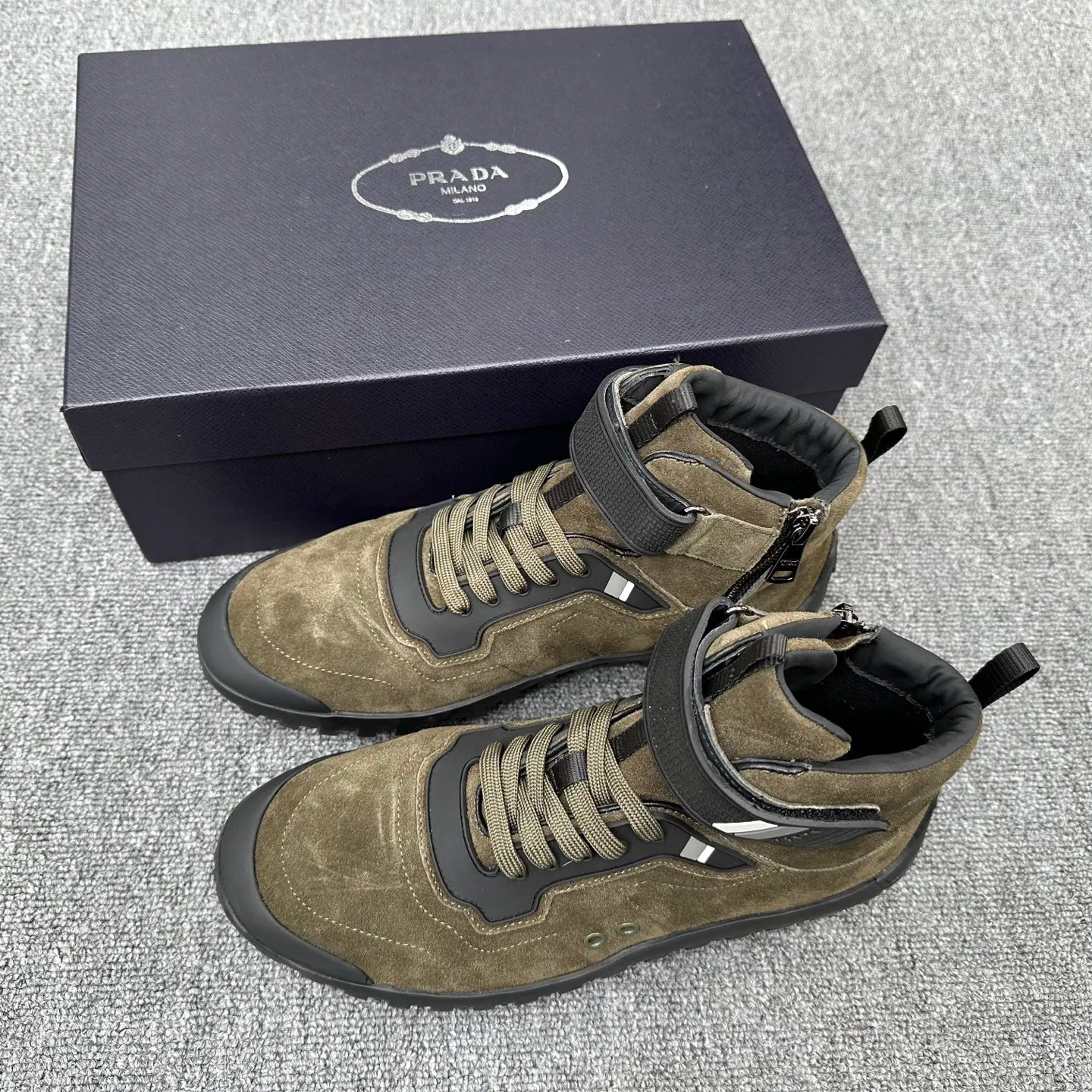 💰880 Prada/Prada’s new men’s spliced ​​casual sports boots! The shoe's exquisite stitching outlines a unique geometric texture, and contemporary lines and details reinterpret the classic sports style. The upper is made of ultra-official material, and the lining is full cowhide. It is lightweight, breathable, practical and versatile. The tongue is decorated with the Prada Milano logo, and the logo print is embellished with the laces. It is paired with a 2.5cm two-color rubber sole to create a comfortable wearing experience. Comes with full set of original packaging dust bag! Size: 39-40-41-42-43-44 (45 customized) standard leather shoe size Item number: 41274651